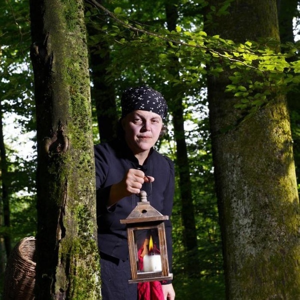 Die Lichtsagerin leuchtet Ihnen den Weg  M. Schmidlin