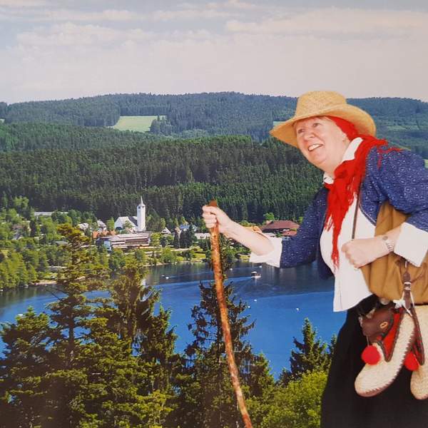 Unterwegs in Titisee mit der Magd vom Bierhus  A. Edlefsen