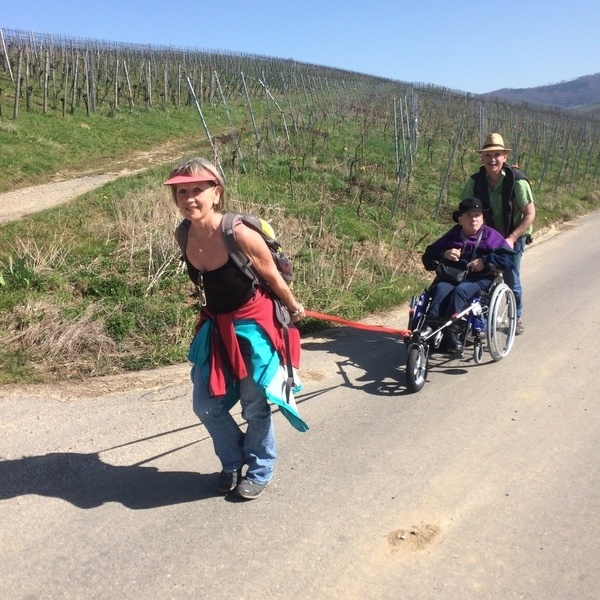 Gstefhrerin Gabriele Hartmann auf Tour mit einem Rolli-Fahrer.  G. Hartmann