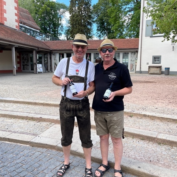 Der Gstefhrer im Naturpark Sdschwarzwald und Stadtfhrer in Villingen-Schwenningen Rudolf Reim und der Brauer und Biersommelier Karl Fleig erwarten ihre Gste vor dem Franziskanermuseum im historischen Villingen.  Rudolf Reim 