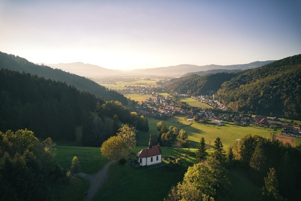 Kreuzbergkapelle in Buchenbach offenbart einen weiten Blick ins Tal � Black Forest Drone - Timo Demankowski