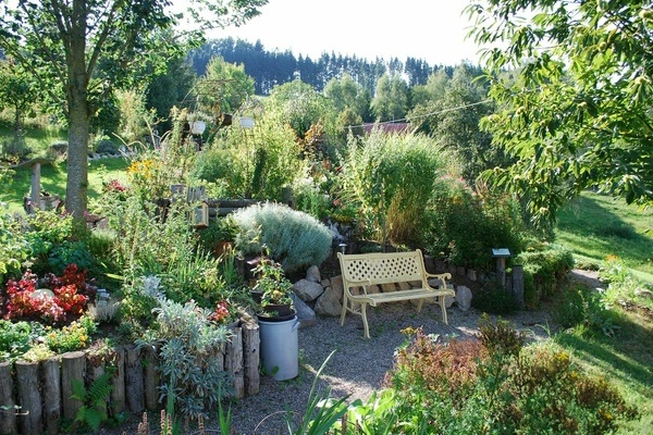 Eine der Ruheoasen im Natur- und Heilpflanzengarten vom Dobelberg