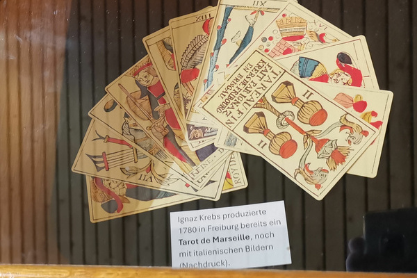 Das lteste bekannte Blatt - um 1780 in Freiburg gedruckt - zeigt noch die sogenannten italienischen Farben (Mnzen, Kelche, Schwerter und Stbe).  Achim Laber