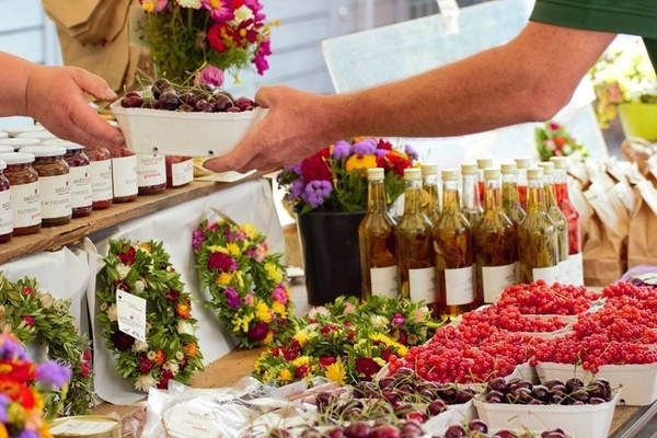 Stand des Sehringer Hofs mit regionalen Produkten � Tourismus- und Kulturamt Bad S�ckingen